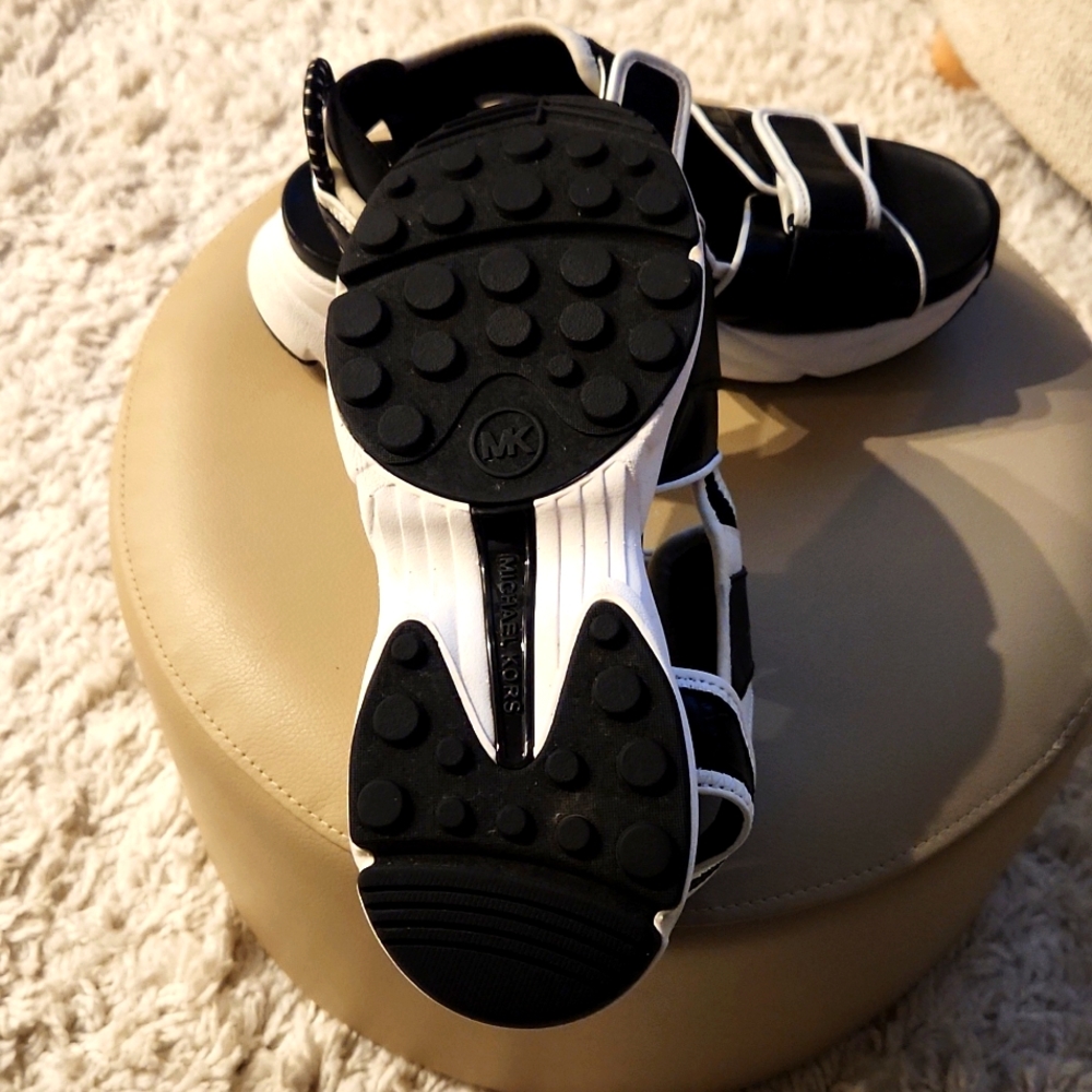 Michael Kors Harvey Sandal No Size on shoe. Guess between 7-7.5. - Picture 3 of 4